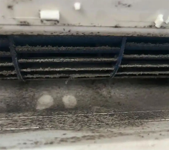 七星关空调吹的风有股烧焦味是怎么回事